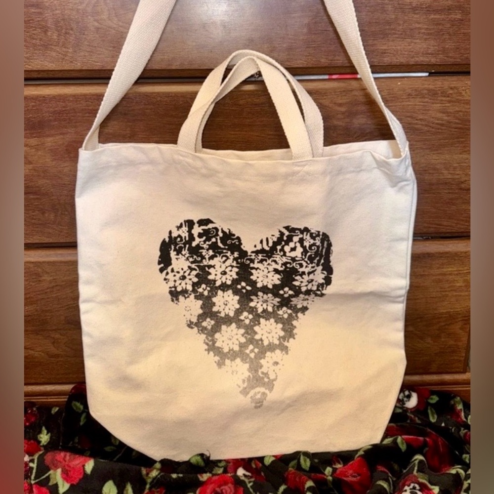 NWOT FREE PEOPLE Cream Canvas Tote with Black Floral Heart Graphic - Picture 7 of 8